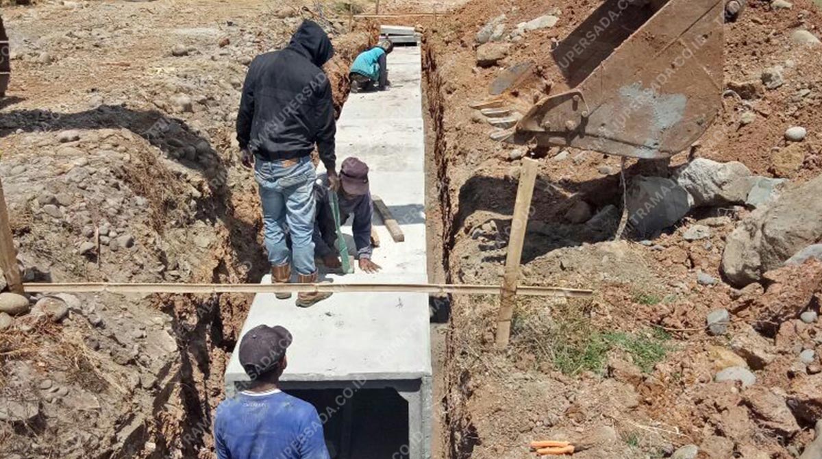 pemasangan saluran drainase